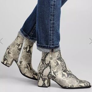 Madden Girl Snake Boots 6.5M